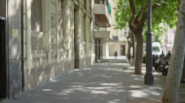 Odaksız, kentsel, gündüz, sokak, binalar, ağaçlar, gölgeler, kaldırım, şehir, bulanık