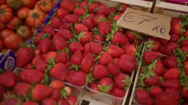 Taze çilekler Avrupa 'da bir açık hava pazarında sergileniyor. Avro olarak el yazısıyla etiketlenmiş..