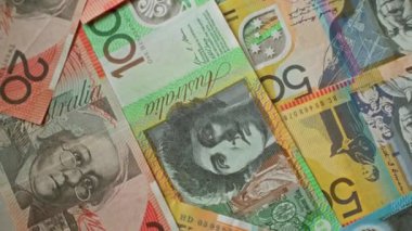 Avustralya banknotları çeşitli banknotlarda canlı renkler ve detaylı tasarımlar sergiliyor, Avustralya para birimini yakın plan çekimde vurguluyor.