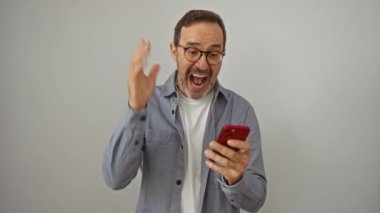 İspanyol adam zaferi mutlu bir gülümsemeyle kutlarken, orta yaşlı bir kazananın ifadesini izole beyaz arka planda kullanıyordu.