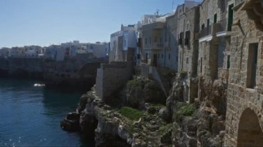 Polignano 'daki tarihi binaların güzel deniz manzarası bir kısrak, İtalya, sergilenen taş mimari ve çarpıcı Adriyatik deniz kıyısı.