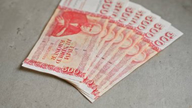 İzlanda 'nın 500 krona' lık banknotları İzlanda 'dan somut bir yüzey gösterisi para birimi detaylarına göre düzenlendi.