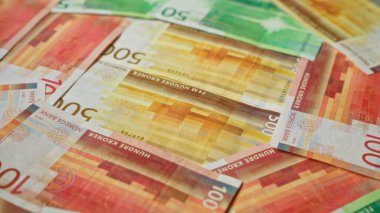 Norveç banknotları çeşitli değerlerde sergilenen bir yüzey üzerinde sergilenen Norveç kron genellikle mali ve ekonomik bağlamlarda görülür.