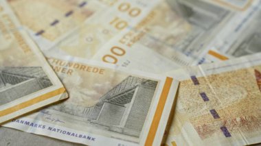 Danimarka kron banknotları dağınık, Danimarka 'dan gelen ulusal para biriminin detaylı bir görüntüsü farklı tasarımlar ve güvenlik özellikleri gösteriyor.