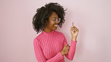 Pembe kazaklı, gülümseyen Afrikalı kadın..