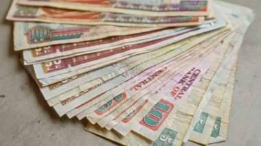 Somut bir yüzeye dizilmiş Mısır banknotları, Mısır 'ın para birimini vurguluyor.