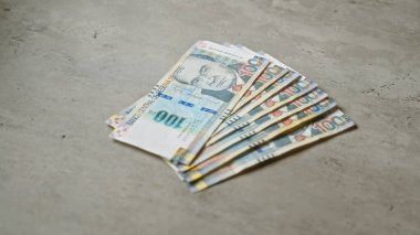 Peru 'daki finansal unsurları vurgulayan somut bir yüzey üzerine kurulmuş taban banknotları..