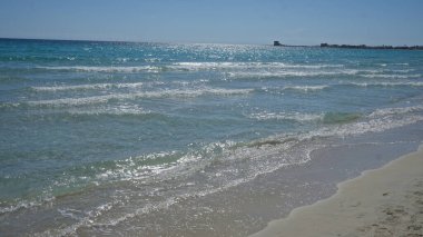 Porto Sezeryan, İtalya 'daki Idyllic plaj sahnesi Salento' nun berrak mavi sularını ve kumlu sahillerini sergiliyor..