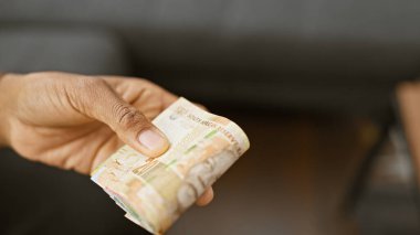 El ele tutuşan Güney Afrika rand notları kapalı alanda, finans, ekonomi ve para birimi göstermektedir.