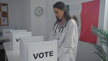 Genç bir kadın doktor, Meksika seçim odasında görünür bir bayrağıyla oy vermeye hazırlanırken gülümsüyor..