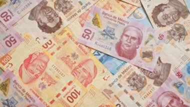 Meksika Pezosu banknotları çeşitli banknotlarla Meksika Bankosu 'ndan gelen renkli paraların altını çiziyor..