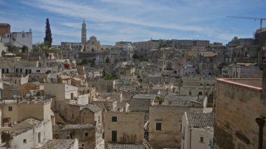 İtalya 'nın Basilicata kentindeki tarihi materyanın panoramik manzarasında antik taş binalar, dar sokaklar ve temiz bir gökyüzü kentin eşsiz mimari mirasını gözler önüne seriyor..