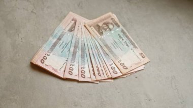 Bangladeşli banknotlar beton bir zemin üzerinde yatıyor, Bangladeş 'ten gelen paraları sergiliyor..