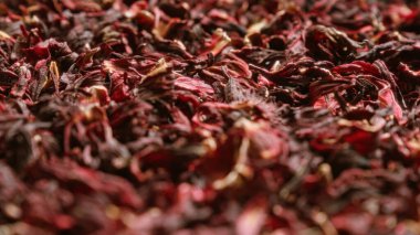 Canlı kırmızı ve kestane rengi gösteren kurumuş amber yaprağının yakın plan çekimi, çay malzemeleri ve doğal boya örnekleri için ideal.