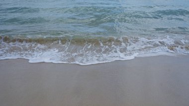 Salento, puglia, İtalya 'nın kumlu sahillerinde hafif dalgalarla sakin sahil manzarası Akdeniz' in sakin sahil güzelliğini gözler önüne seriyor..