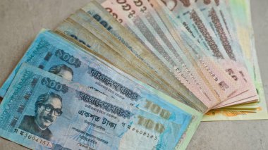 Bangladeşli banknotlar canlı ve renkli bir düzende somut bir yüzey gösterimi para birimi gösteriminde sergilenir.