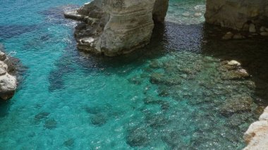 Torre Dell 'orso, Salento, Puglia, İtalya' daki berrak turkuaz suların ve kayalık oluşumların çarpıcı görüntüsü Akdeniz kıyılarının doğal güzelliğini gözler önüne seriyor..