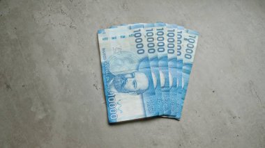 On bin pezoluk Şili banknotları beton bir yüzeye yayılmış, finansal bir ortamda Şili 'den gelen paralar sergileniyor..