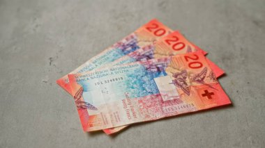 İsviçre banknotları, İsviçre 'nin para birimini gösteren somut bir yüzeyde 20 franklık banknotlar gösteriyor..