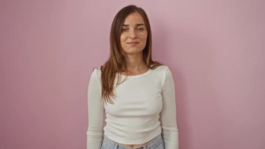 Kazanan genç sarışın kadın başarı kutlamaları için heyecanlı kollarını kaldırarak izole pembe arka planda kazanmak için deli oluyor.