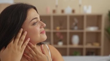 Kaplıcada kendini şımartan genç bir kadın. Huzurlu bir ifadeyle bir sağlık merkezinde. Kapalı mekanda rahatlatıcı bir atmosferin keyfini çıkarıyor.