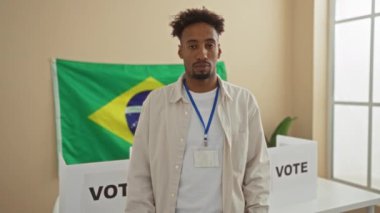 Seçmen kolej odasında arkasında Brezilya bayrağı olan yakışıklı Afro-Amerikan bir adam..