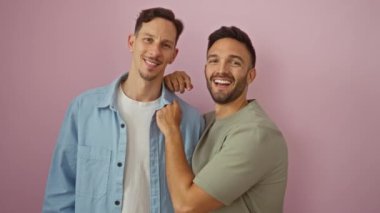 Erkekler birbirini mutlu bir şekilde kucaklıyor, soyutlanmış pembe bir arka planda sevgi ve bağlantı sergiliyorlar.