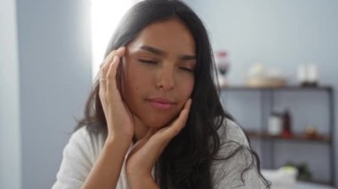 Kaplıcada dinlenen bir kadın güzellik tedavisinden zevk alıyor. Gözleri kapalı bir sağlık merkezinde gülümsüyor.