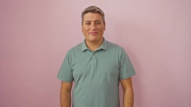 Kafkas asıllı, parmağını havaya kaldırmış, başarılı fikir konusunda mutlu, pembe arka planda bir numara.