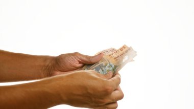 İzole edilmiş beyaz arka planda Romen Ley 'i tutan eller