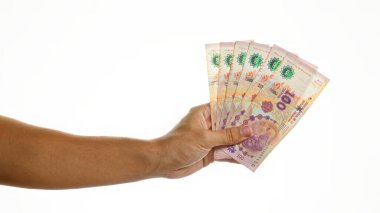 Arjantin pesolarını soyutlanmış beyaz bir arkaplan üzerinde tutarak