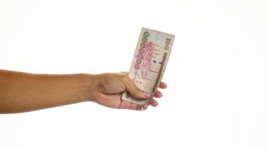 El ele tutuşan Suudi Arabistan ritüeli izole edilmiş beyaz arka plan üzerinde para transferi kavramını gösteriyor