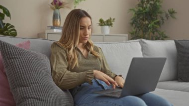 Genç, sarışın, çekici, beyaz bir kadın dışarıda, şehir sokaklarında otururken dizüstü bilgisayarda çalışıyor. Yetişkin profesyonel yaşam tarzını gözler önüne seriyor..