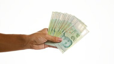 Beyaz arkaplan üzerinde izole edilmiş tek kişilik dolar para değişimi veya mali işlem önerir