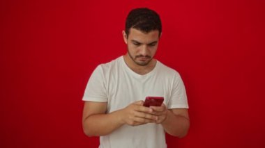 Kızgın, genç, İspanyol asıllı bir adam, akıllı telefona bağırıp, bağırıyor, hayal kırıklığına uğramış ve sinirli bir halde, öfkeden kudurmuş bir halde.