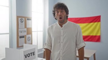 İspanyol asıllı, şaşkın yüzlü, ağzı açık, İspanyol seçmen kolejine korkuyla bakan genç bir adam.