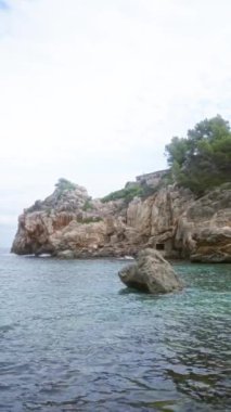 Mallorca 'da kayalık kayalıklar ve berrak mavi sular büyüleyici deniz manzarası ve engebeli doğa.. 