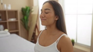 İç güzelliği ve bitki dekoru olan bir kaplıcada sağlıklı yaşam deneyiminden hoşlanan bir kadın.