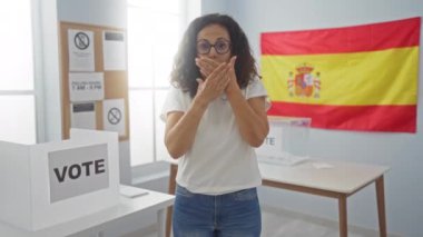 Oy verin, İspanyol orta yaşlı kadın oy pusulasını elinde tutarak İspanya 'da hata üstüne hata yaparak ağzını kapatıyor.