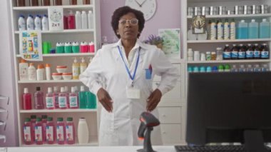 Kıvırcık saçlı kadın eczacı. Raflarda çeşitli ürünlerle bir eczanede güvenle duruyor.