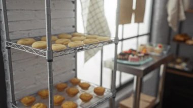 Fırında cep telefonuyla konuşan yaşlı bir kadın. Taze ekmek ve hamur işleriyle dolu.