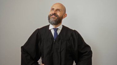 Yargı giysileri içindeki yakışıklı İspanyol adam izole edilmiş beyaz bir arka planda güvenle gülümsüyor.