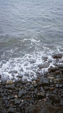 Lanzarote 'deki deniz kayaları, kanarya adaları, gün ışığında okyanus dalgaları çarpıyor manzaralı bir kıyı manzarası yaratıyor..