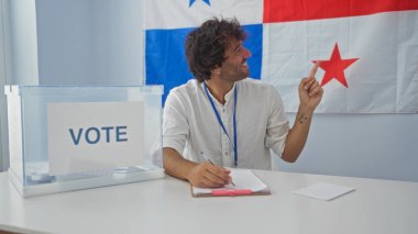 Panama bayrağını işaret eden genç bir adam, pano tutarken üzerinde 