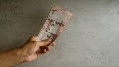 El ele tutuşan Suudi Arabistan riyal tasarıları