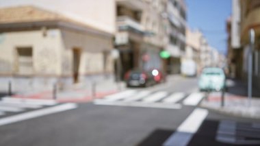 Bulanık cadde manzarası güneşli bir günde şehir merkezinde binalar ve arabalar bulanık.