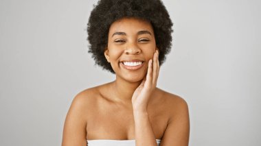 Beyaz arka planda kıvırcık saçlı neşeli bir Afrikalı kadının portresi, ışıl ışıl güzellik ve pozitiflik..