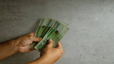 Koreli eller somut bir arkaplan karşısında para işleme veya mali işlemleri temsil eden banknotlar kazandı.