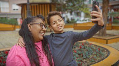 Bir kadın ve erkek, kenar mahallede selfie çekerken birbirlerine bağlanmanın keyfini çıkarırlar..