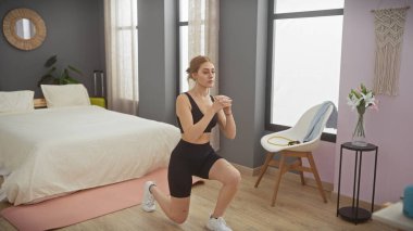 Genç bir kadın, huzurlu bir yatak odasında uzanıyor. İçerideki sağlığın ve sağlık durumunun farkına varıyor..